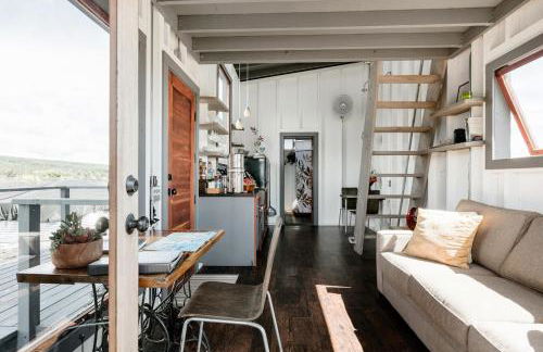 THE PHOENIX HOUSE - EPIC Tiny Home Gem on Volcanic Lava Field! - Foto 2