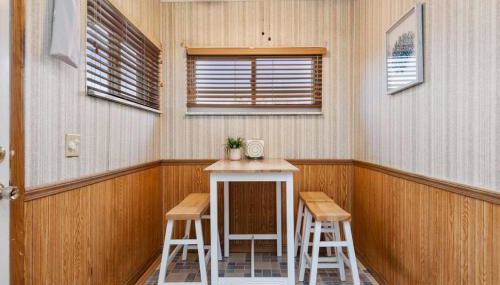 Cheerful Home | Fire Pit | Sleeps 8 - Foto 4