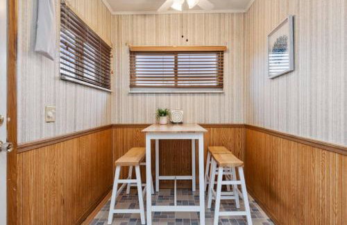 Cheerful Home | Fire Pit | Sleeps 8 - Foto 4