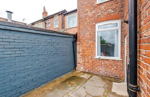 NEW! Modern 3-Bed House, Free Parking, Fast Wi-Fi & Easy Manchester Access - Foto 8