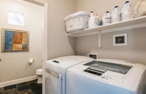 Modern 2-Story Cowboy Pool Home with King Beds Walk to 6th St & Rainey Street - Foto 33