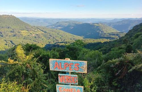 Chalé alpino em canela rs todo mobiliado com cozinha lareira split Wi-Fi 2 quartos perto do centro - Foto 49