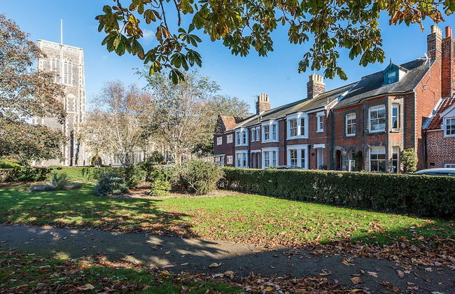 Bonheur, 16 Bartholomew Green, Southwold - Photo 1