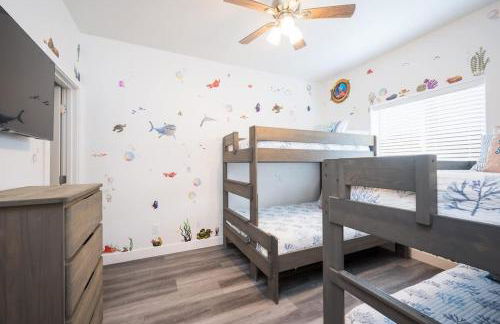 Game Room! Rooftop Deck! Sleeps 11 - Photo 20