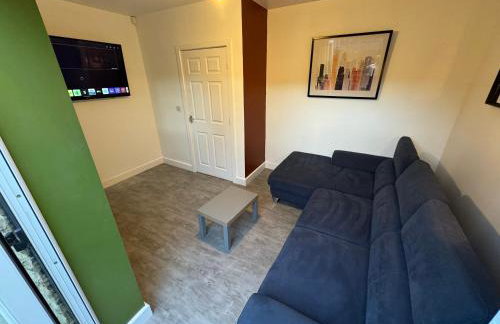 3- Bedroom House -Private Parking - contractors welcome- 2 Min M62 - Foto 8