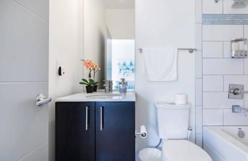 Urban Architectural Retreat with Rooftop Deck & Fi - Foto 23