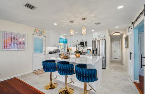 Chic 4BR Htd Pool, 5 min to beach, PAC-MAN, Games - Foto 5