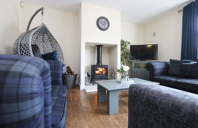 JOIVY Greenknowes Lodge With Hot Tub And Wood Burning Stove - Foto 26