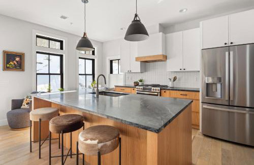 New & Modern Townhouse Close to Skiing, Brand New Hot Tub - Photo 16