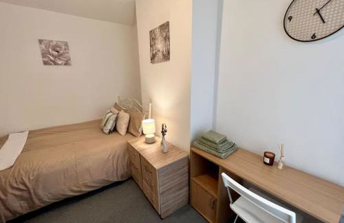 4 Bedroom Terrace house Near Town Center Wellingborough - Photo 20