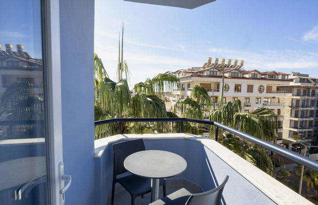 Comfort Suites - Photo 14