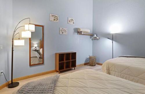 Family Getaway - Outdoor Activity Oasis - Mins to Downtown and Water Parks - Jacuzzi - Game Rm - Foto 14