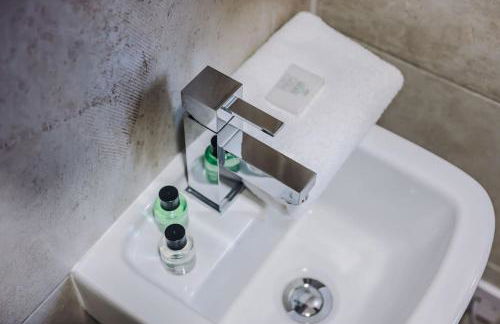 Industrial 2BR Apt, Liverpool City Centre Sleeps 8 - Foto 12