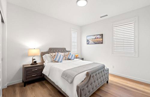 Spacious 5BR Getaway w Game Room & Modern Comfort - Photo 78