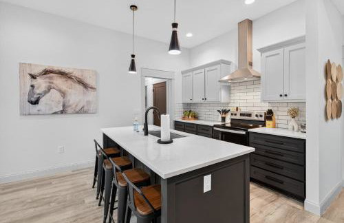 Plush & Roomy - Perfect for All Ages near KU & KC - Photo 12