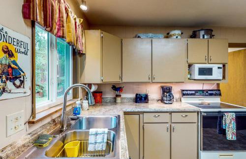 Deck and Mtn Views! Family A-Frame Cabin in Bailey - Foto 12