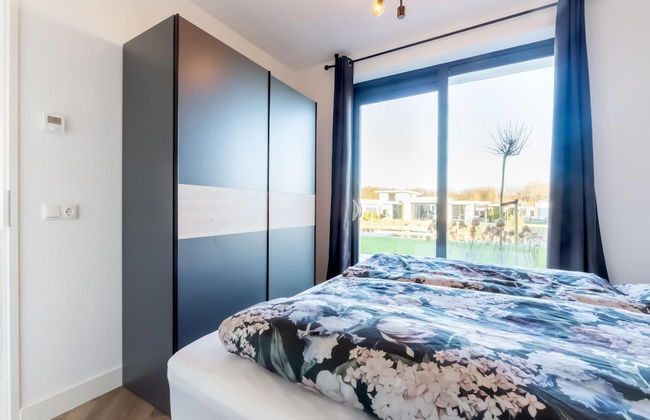 Cozy Villa With Lakeside Views - Photo 9