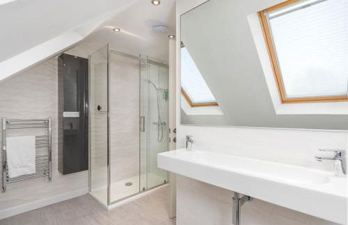 Castle Townhouse Kenilworth - Private Parking - 24 Hr Gym Access - Town Centre - Foto 14