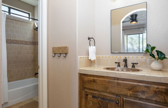 Desert Stone by Avantstay Contemporary Desert Oasis With Pool & Hot Tub - Photo 14