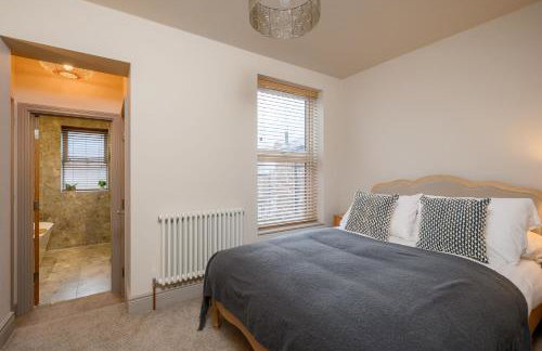 Stylish 3BR Townhouse Sleeps 6 Near City Centre - Foto 16