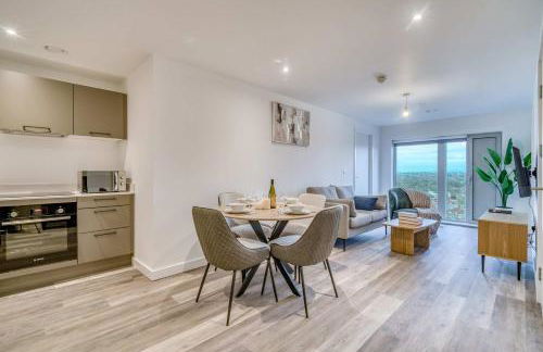 2-BR Near Salford Royal - City & Town Centre View - 1 Minute to Train & Tram Station - Sleeps 6 - Foto 1