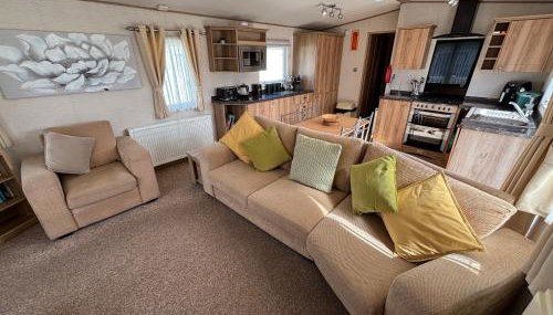 L60, Two bedroom caravan - California Cliffs, Parkdean Resort, Scratby - Sleeps 6, bed linen, towels plus Wi-Fi included - Sorry no pets - Photo 3