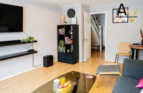 Northampton Pop Art House - Free Parking - Fast Wi Fi by AV Hughes Properties - Photo 26