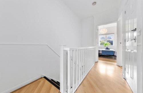 Cozylease 3 Bedroom Canary Wharf Family,Workcation, Fast WiFi, Workspace,1 stop to City - Photo 42