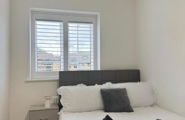 Parkside Luxury 3 bedroom home, 5 min to Ebbsfleet Station and has free Parking - Foto 16