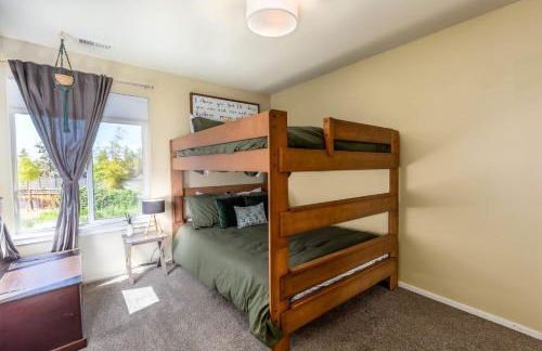 Wildflower Getaway HALF acre yard firepit hot tub bikes Dogs OK - Foto 17