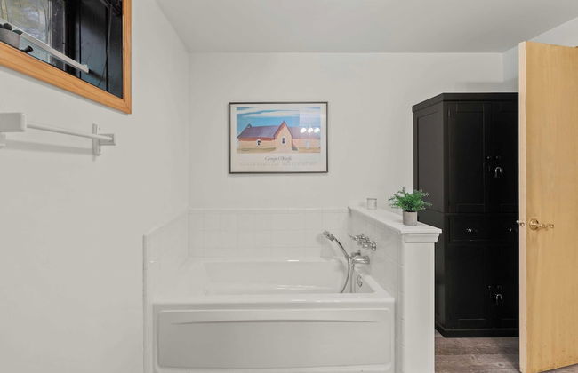 Waterside Haven by Avantstay Lakefront, Hot Tub, Game Room, Fire Pit - Photo 36