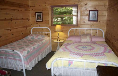 Upscale Camping Cabin for Nine by Squaw Lake in Wisconsin - Foto 5