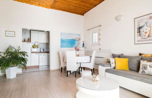 Indy's Beach Apartments -Two Bedroom Apartment with Balcony and Sea View - Photo 16