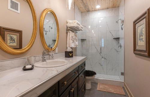 Uncle Chris Cabin by KABINO Air Conditioning Smart TVs Chefs Kitchen Spacious WiFi Grill Bills Island Reservoir Fishing - Foto 16