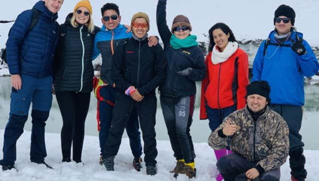 Foto di gruppo accanto alla laguna congelata