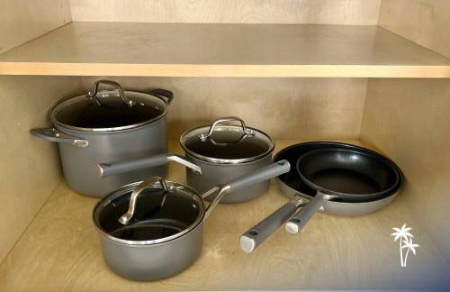 Lake View Top Floor 2 Bed 2 Bath Condo with Balcony - Foto 45