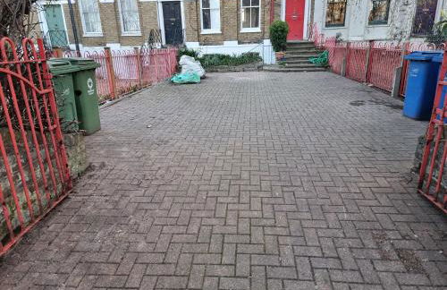 Entire Ground Floor Flat, Free Off-Street Parking and Large Garden - Foto 17