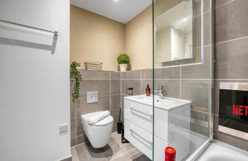 Ocean Village 1-Bedroom Luxurious, Stylish & Cosy Apartment, Central Location in Southampton, Sleeps 4 - by Blue Puffin Stays - Photo 24