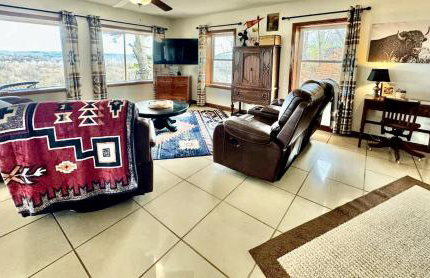 Secluded Riverfront Cabin with Bluff Views, Gated Privacy & Scenic Trail Access in Tahlequah, Oklahoma - Foto 9