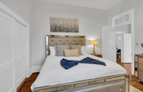 Bright Uptown home w gated parking - Foto 14