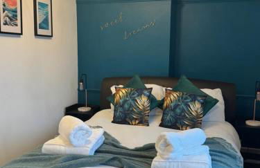 Cherry Blossom Apartment - 3 bed, parking, garden - Photo 2