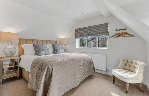 Hiron's Piece and Honeysuckle Cottage - with Hot Tub - Photo 17