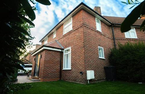 Modern 3 Bedroom House with Garden and Free Parking Long Stay Friendly - Foto 22