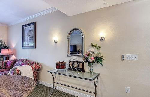 3-BR Condo with Dreamy Balcony Views, Walk to Pool - Foto 7