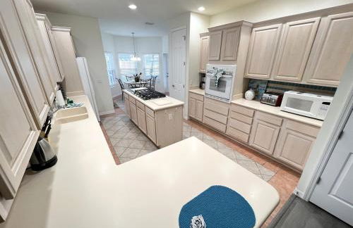 Lakefront Getaway LG South Facing Pool Hot Tub Pool Table & BBQ - 2 miles Disney - Foto 29