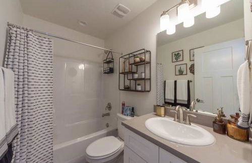 Modern Decor & Style KING bed Wifi with Garage - Foto 11