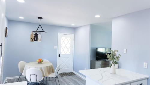 Charming 3BR Home With a Deck and Yard - Foto 4