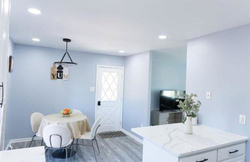 Charming 3BR Home With a Deck and Yard - Photo 4