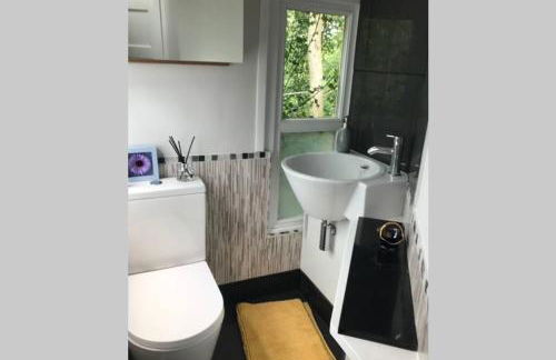 The Shed . A cosy, peaceful, 96% recycled, chalet. - Foto 21