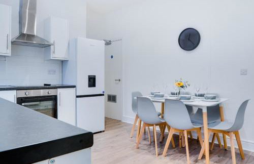 Spacious 4 Bedroom house near Leeds CC - Foto 24